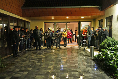 Die Naumburger Stadtkapelle spielt vor der Christmette weihnachtliche Lieder
